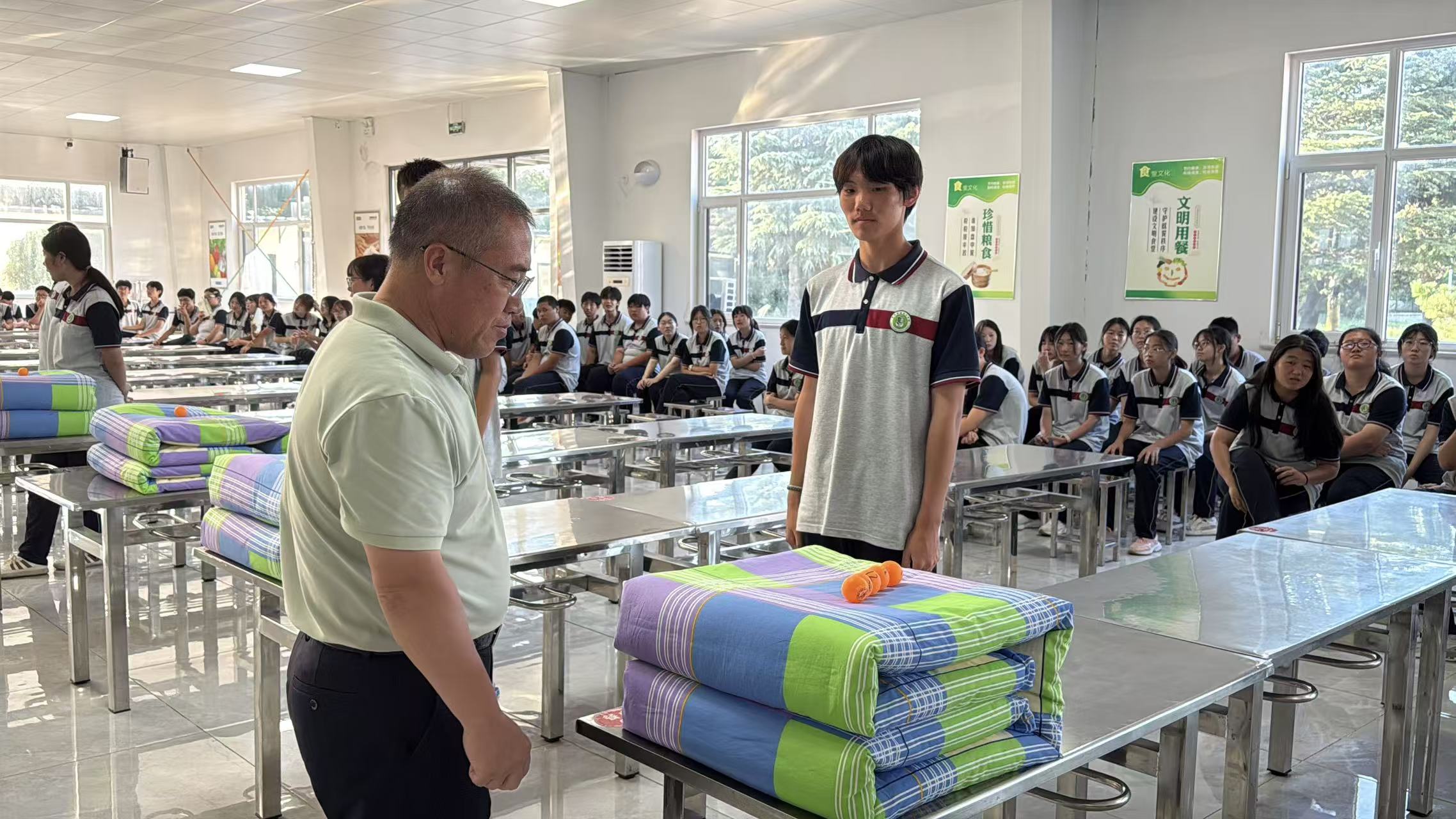 【威海恒德技工学校】军训日志（六）| 桌案赛场竞锋芒，叠被方寸炼真功！